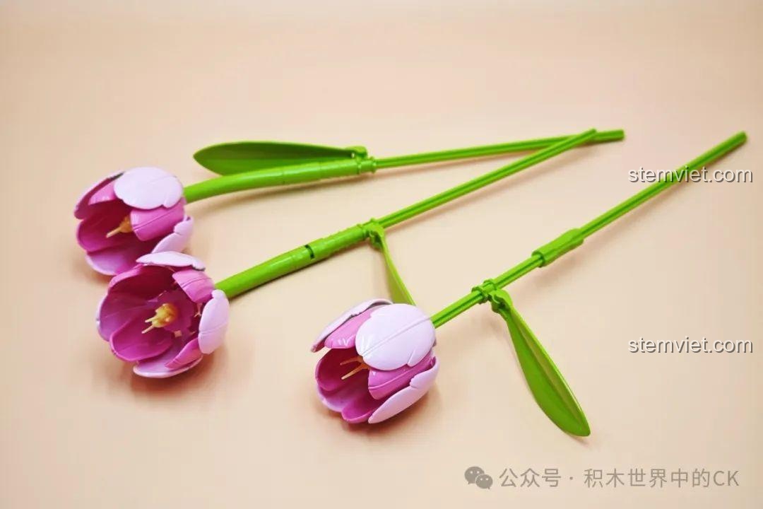 Những bông hoa tulip màu hồng được lắp ráp từ các miếng ghép của bộ BAKA 33802, màu sắc ngọt ngào.