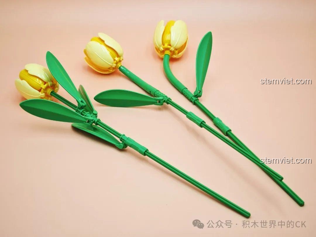 Những bông hoa tulip màu vàng rực rỡ được lắp ráp xong từ bộ đồ chơi Bó Hoa Tulip và Cúc Họa Mi 33802.