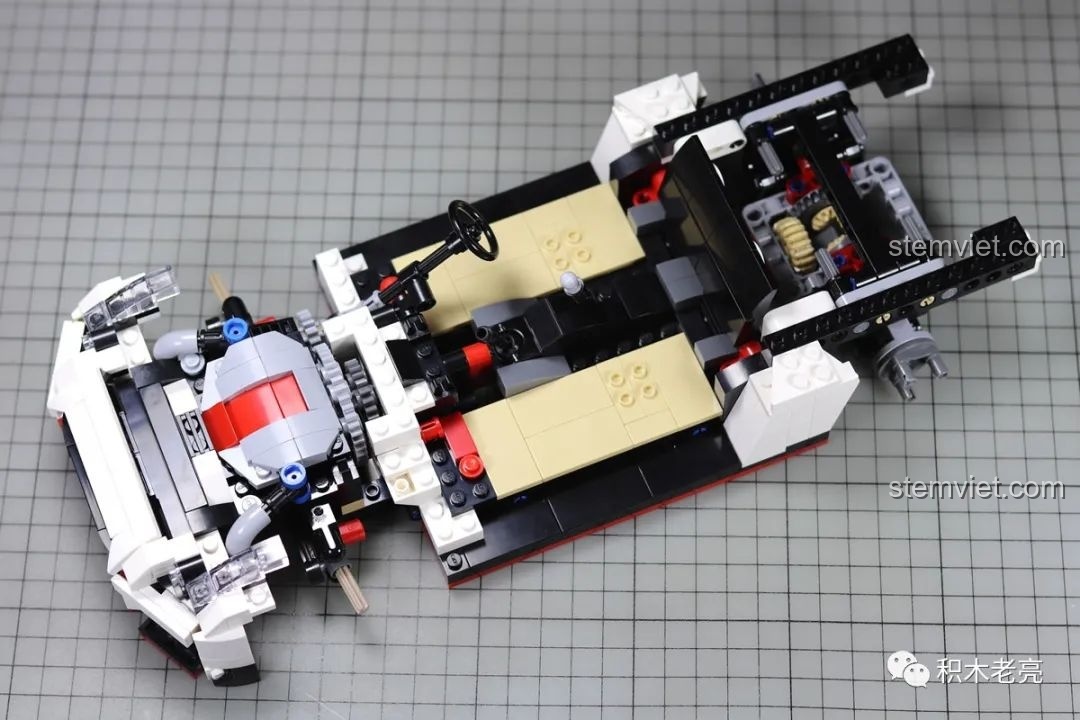 Khoang động cơ và các chi tiết bên trong của mô hình Double Eagle 61020 Nissan GTR R35 đang được lắp ráp, hiển thị sự phức tạp của thiết kế.