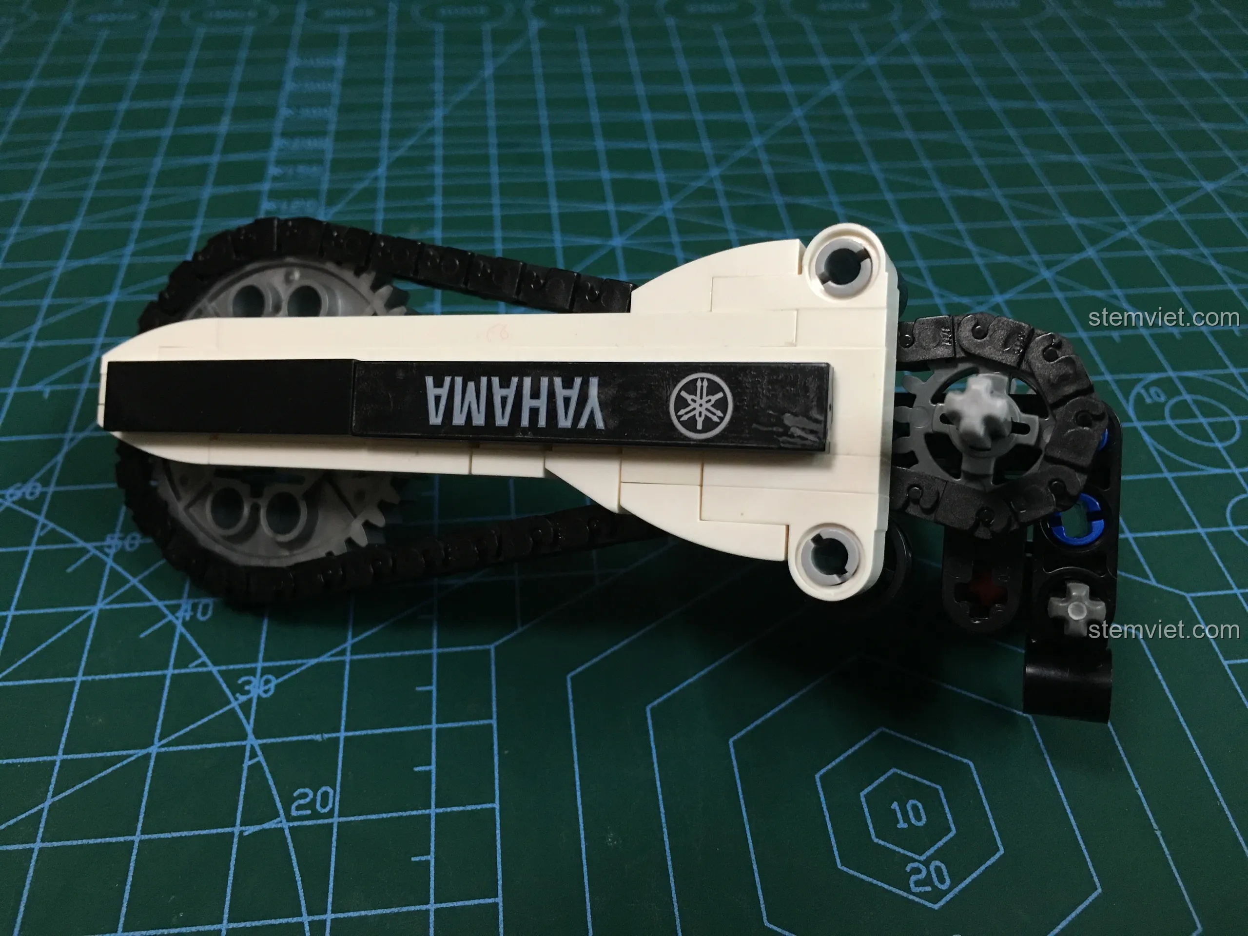 Quá trình lắp ráp khung bánh sau và hệ thống truyền động xích của Bản sao xe Yamaha địa hình Sembo 701702.