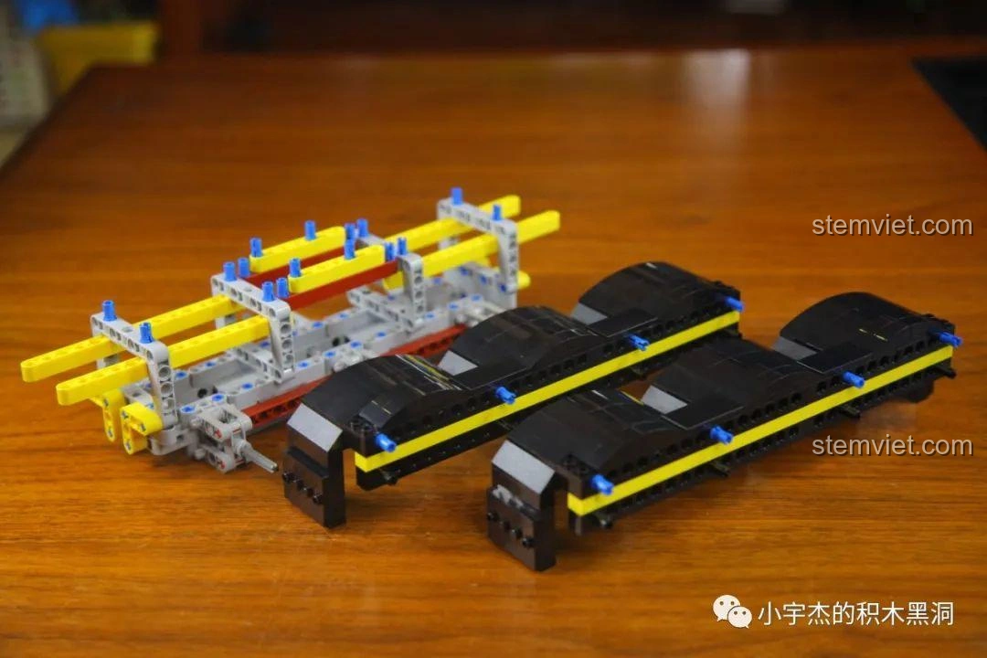 Tiếp tục lắp ráp phần khung gầm của bộ đồ chơi Thùng Container Hồng 1:10 YC-QC013.