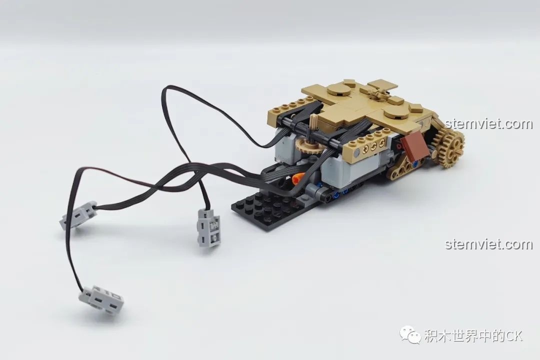 Quá trình lắp ráp khung gầm và động cơ của xe tăng Panther V CaDA C61073.
