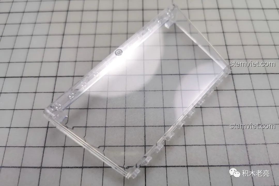 Quá trình lắp ráp khung gầm của mô hình Double Eagle 61020 Nissan GTR R35, hiển thị các chi tiết cơ khí và bánh lái.