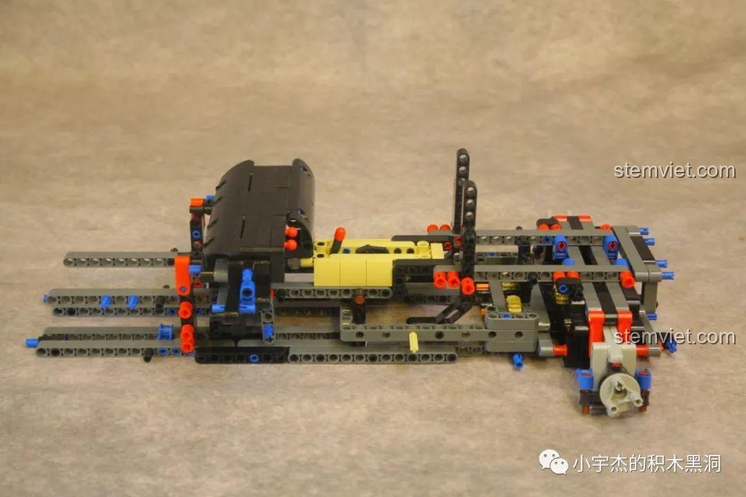 Khung gầm của mô hình K Box 10249 Toyota Supra đang được lắp ráp, tạo nền tảng vững chắc.