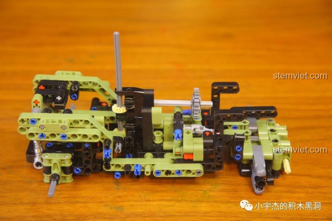 Giai đoạn đầu lắp ráp khung gầm của bộ đồ chơi Xe Land Rover Defender dã chiến 8605 tiết kiệm.