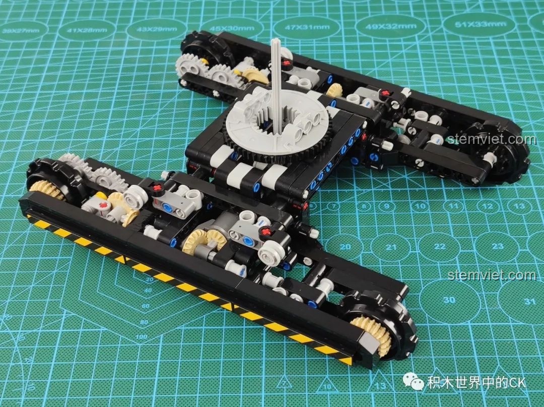 Quá trình lắp ráp phần khung gầm và hệ thống bánh xích của Mô hình máy xúc Technic Mould King 13112.