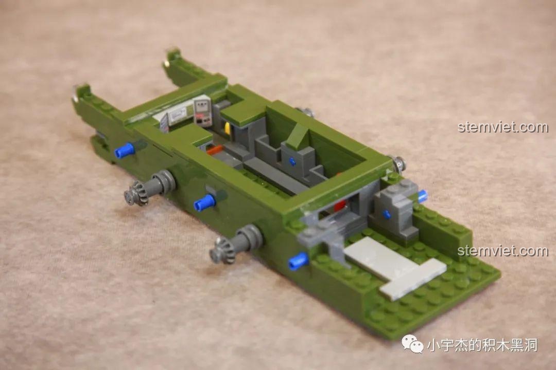 Giai đoạn lắp ráp phần khung và buồng lái của Xe tăng Type 99A từ bộ Panlos Brick 688001.
