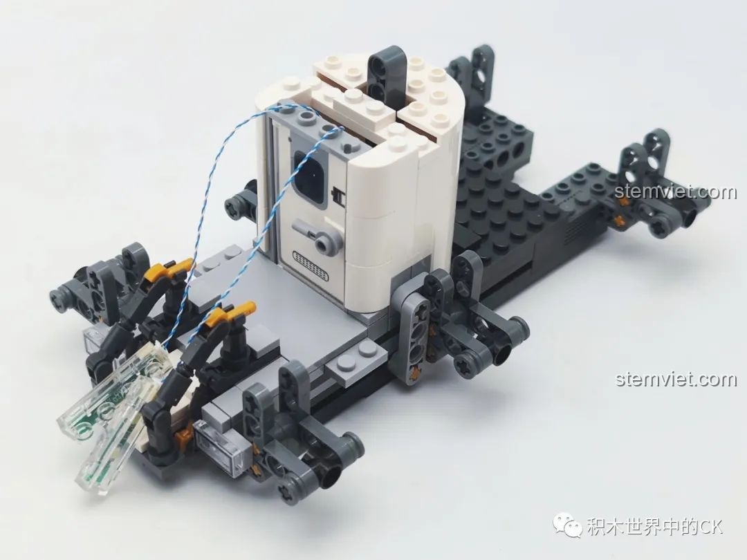 Quá trình lắp ráp phần khung gầm và hệ thống treo của Xe Căn Cứ Di Động Mặt Trăng SEMBO 107104.