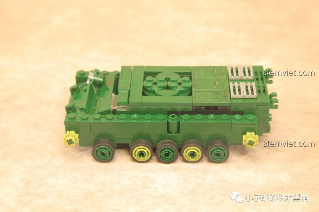 Quá trình lắp ráp phần khung gầm của bộ lắp ráp Xe tăng Type 59 SEMBO 203105, với các bánh chịu lực.