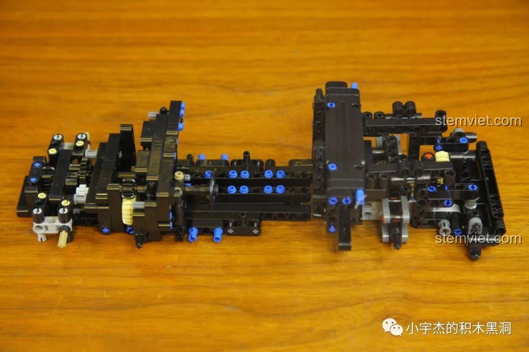 Quá trình lắp ráp khung gầm của Siêu xe Chevrolet Camaro SY 8617 từ các chi tiết Technic.