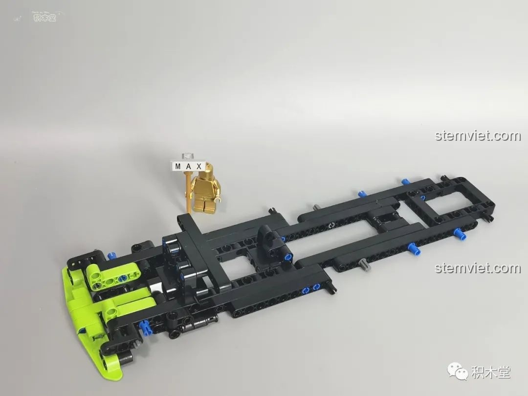 Quá trình lắp ráp khung gầm của mô hình Lamborghini Aventador 9803, sử dụng các chi tiết technic màu đen.