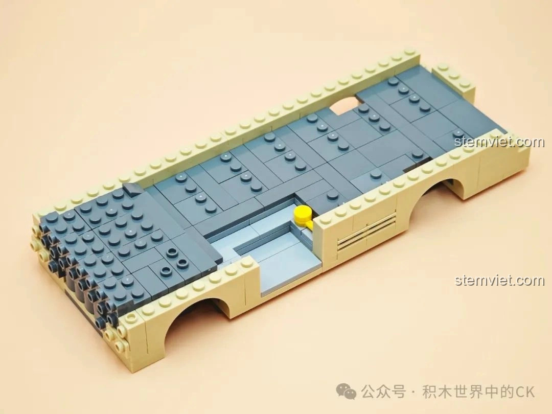 Quá trình lắp ráp bộ ZheGao 991013 Xe Buýt Cổ Điển Hồng Kông, bắt đầu với phần khung gầm và sàn xe.