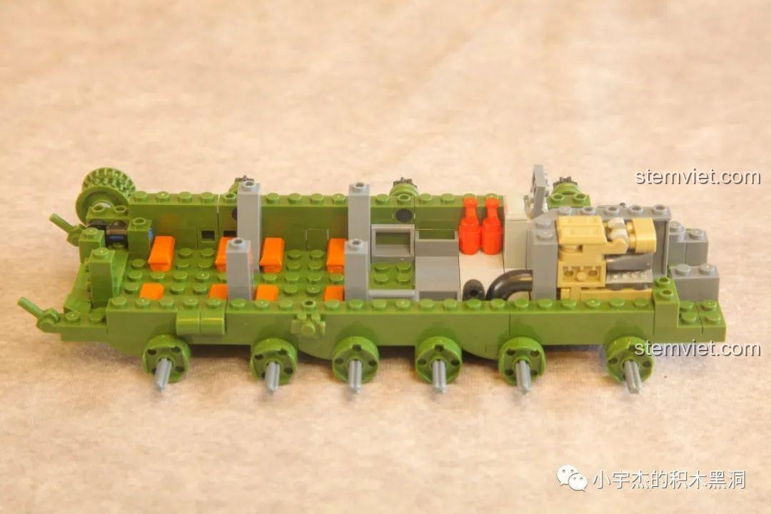 Quá trình lắp ráp khung gầm và nội thất ban đầu của mô hình Xe chiến đấu bọc thép 688007.