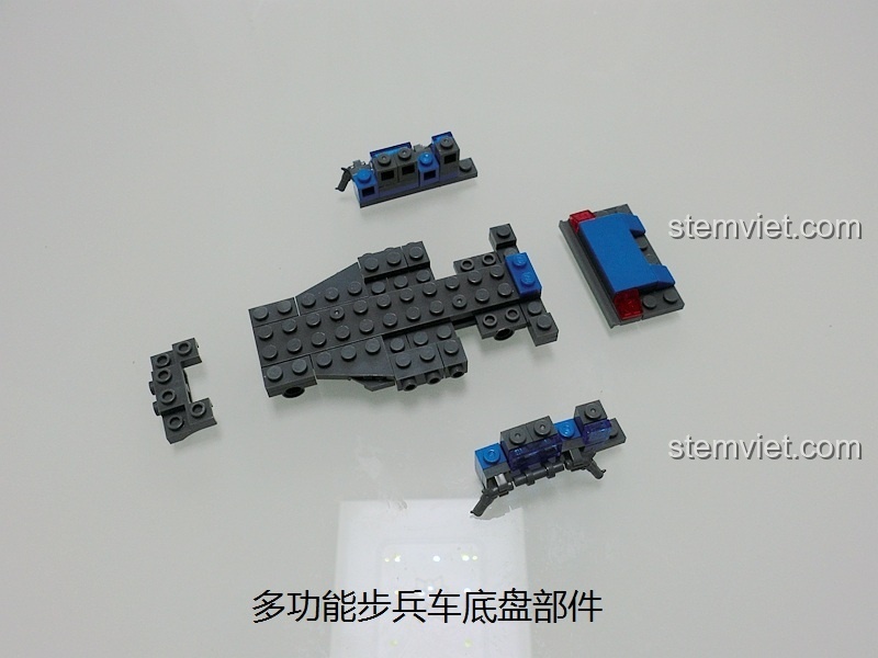 Quá trình lắp ráp khung gầm của Xe bộ binh đa chức năng trong bộ KAZI 81010, các bước đầu tiên.