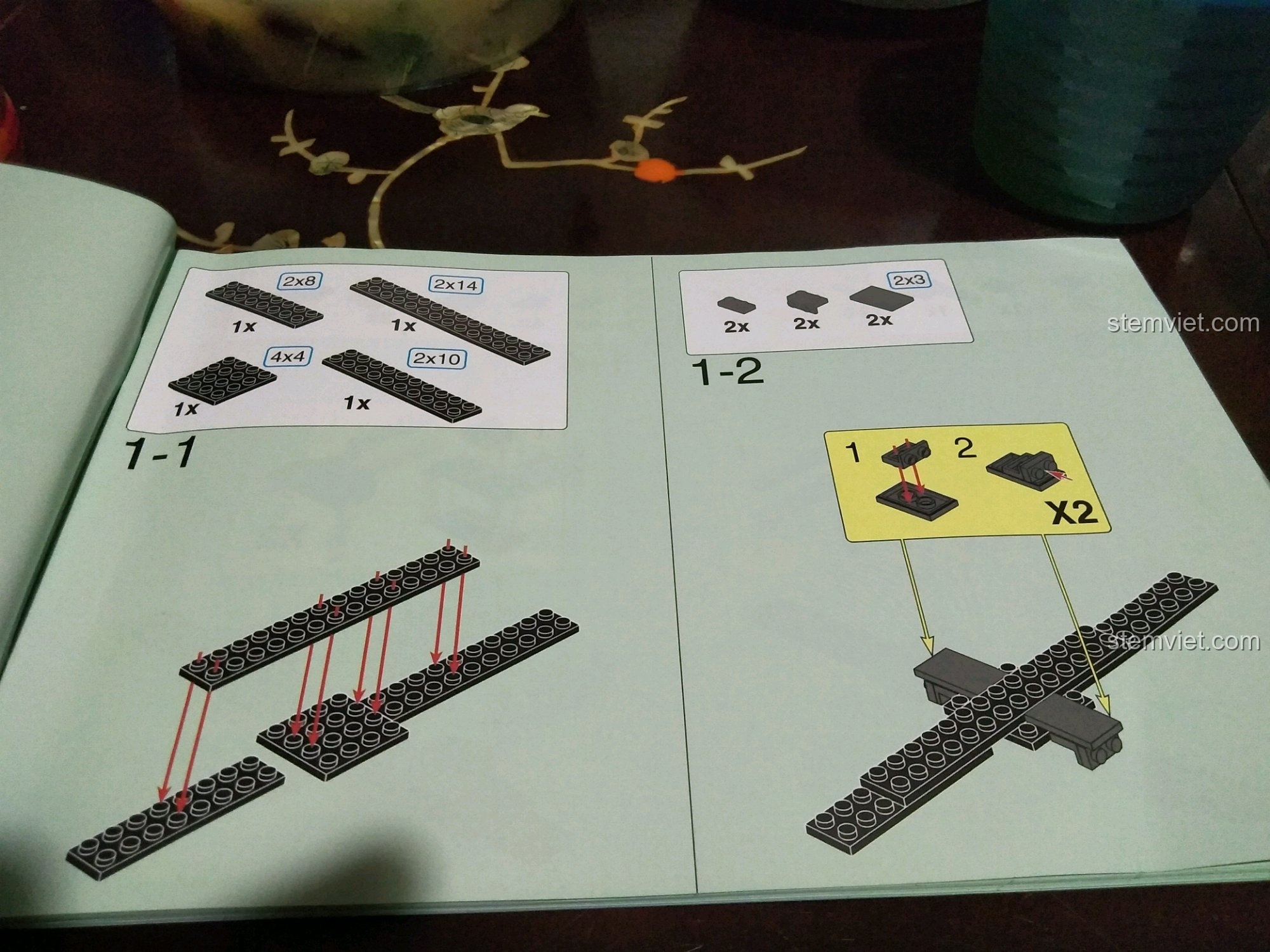 Các bước đầu tiên trong sách hướng dẫn lắp ráp khung gầm của bộ xếp hình Xe tải địa hạng nặng XB03027.