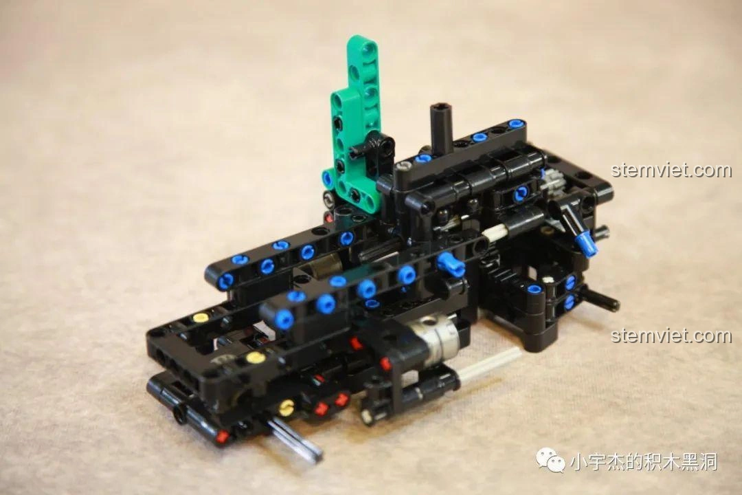 Quá trình lắp ráp khung gầm của Xe tải công trình Unimog U400 SEMBO Block 720900, thể hiện cấu trúc phức tạp.