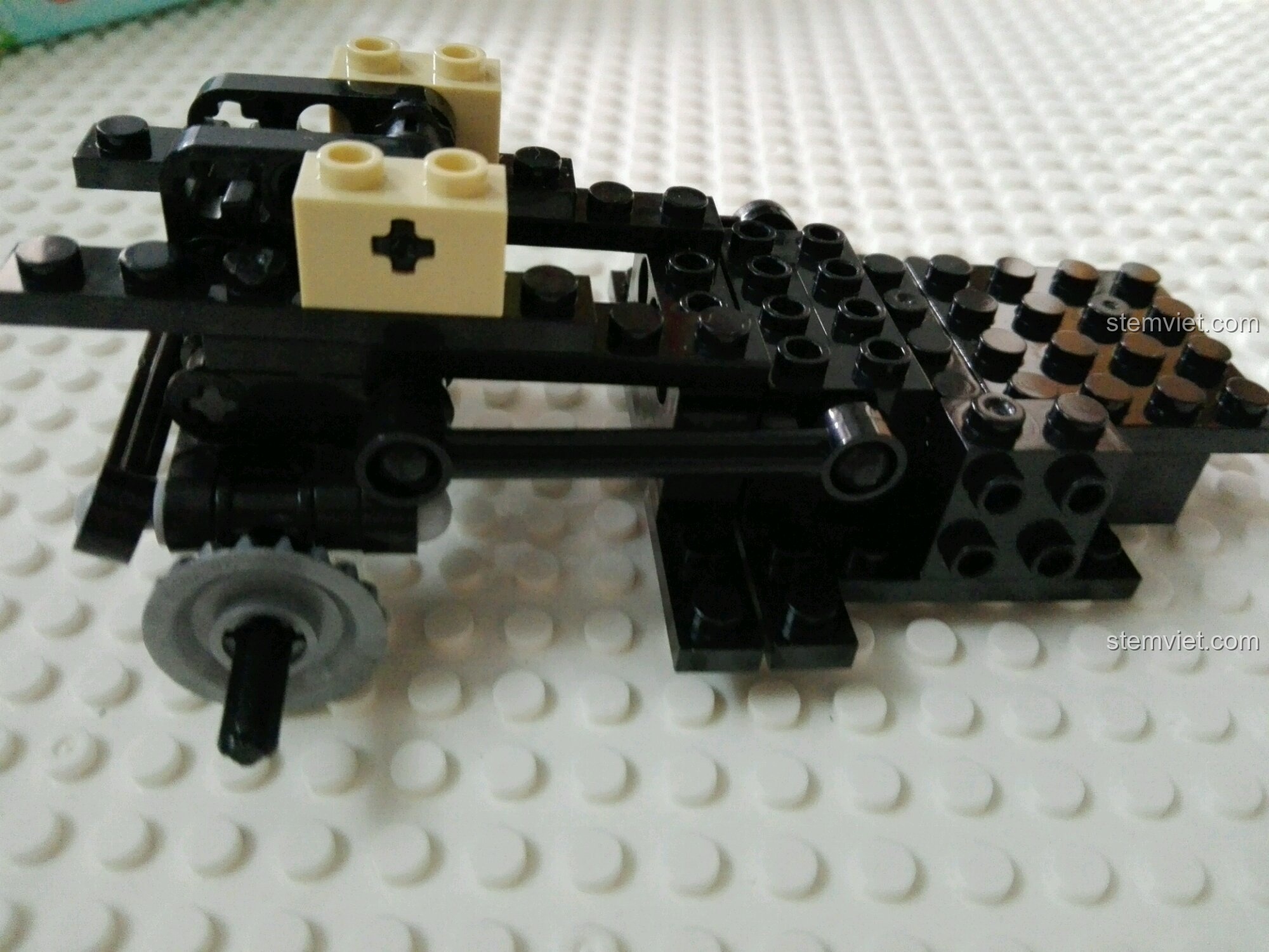 Quá trình lắp ráp khung gầm của xe tải địa hình Xingbao 03026, một bước quan trọng trong trải nghiệm.