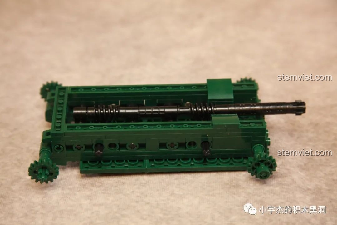 Giai đoạn đầu lắp ráp khung gầm của mô hình Xe tăng không tháp pháo, sử dụng cơ cấu trục vít-bánh vít để giảm tốc.