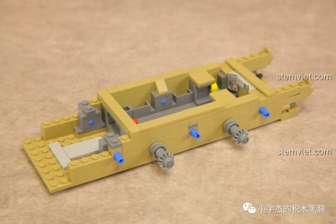 Giai đoạn đầu lắp ráp khung gầm của mô hình MBT Type 99A 688002, cho thấy cấu trúc bên trong.