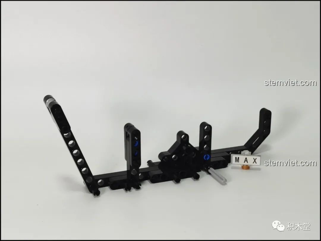 Quá trình lắp ráp phần khung sườn của đồ chơi mô hình xe máy Technic cho trẻ em 8+.