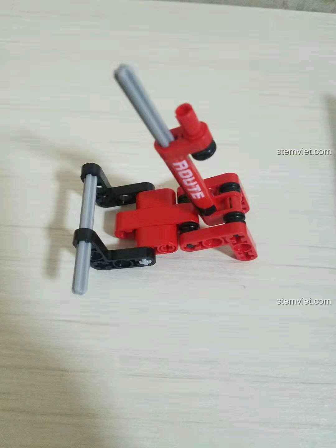 Công đoạn lắp ráp phần khung trước của mô hình xe đạp địa hình Sembo 703302.