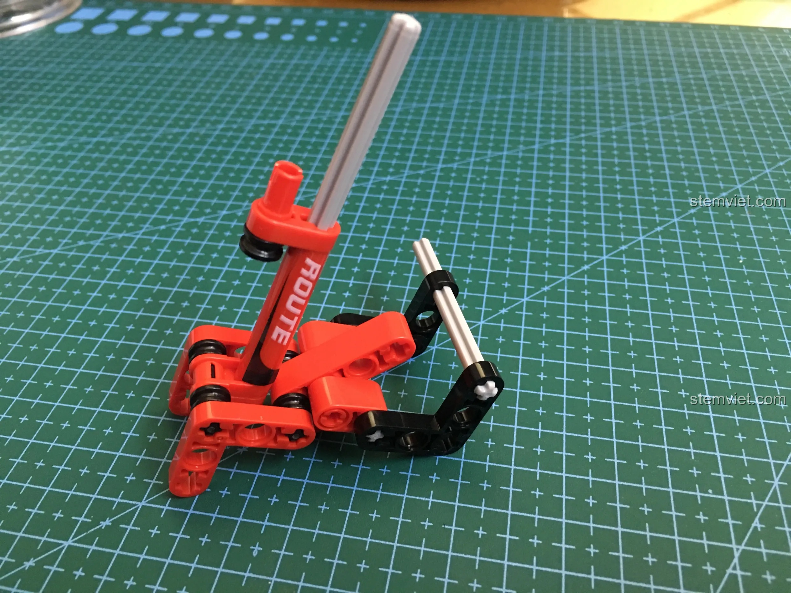 Phần khung xe đạp Sembo 703302 đang được lắp ráp, cho thấy cấu trúc kỹ thuật phức tạp của mô hình.