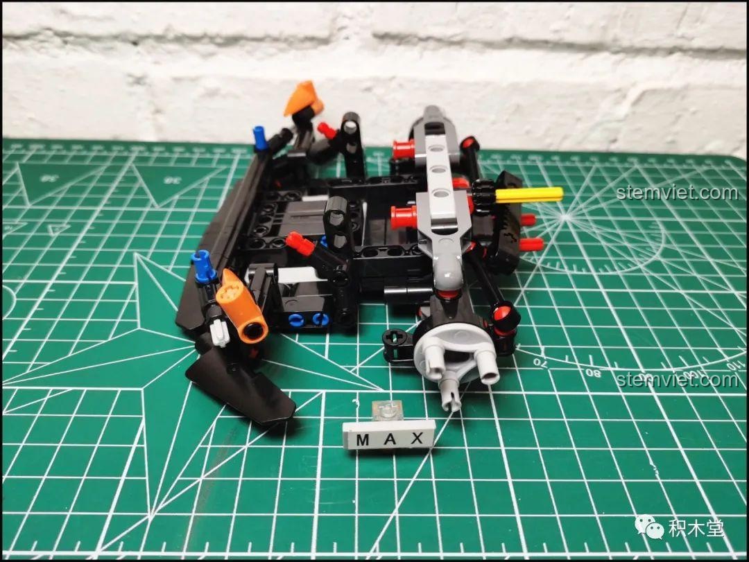 Quá trình lắp ráp khung xe của bộ Happy Build YC-QC004, từng bước hình thành cấu trúc vững chắc cho mô hình siêu xe McLaren P1.