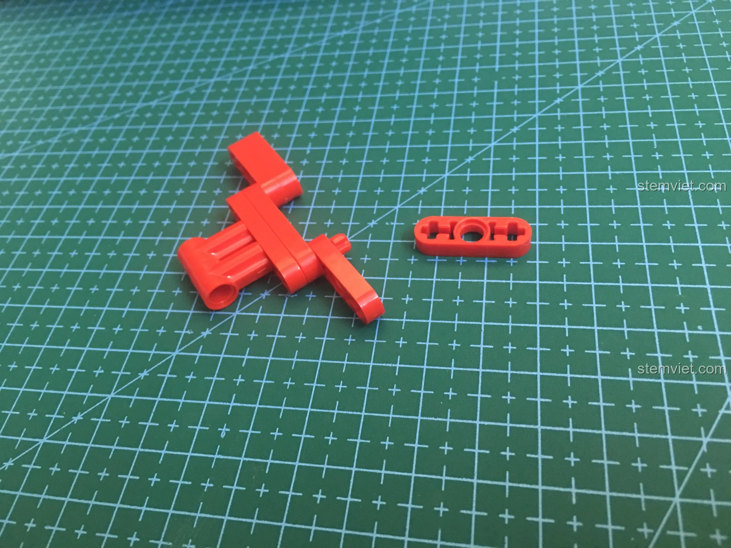 Quá trình lắp ráp các chi tiết đầu tiên của khung xe đạp Sembo 703302, các mảnh ghép ăn khớp với nhau.