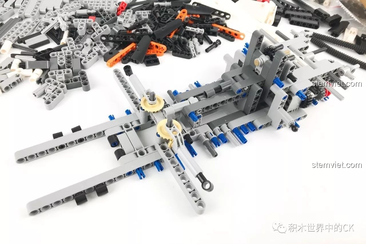 Khung xe đang được lắp ráp giữa một đống chi tiết của bộ lắp ghép Kiệt tác công nghệ Thụy Điển Koenigsegg One:1 915.