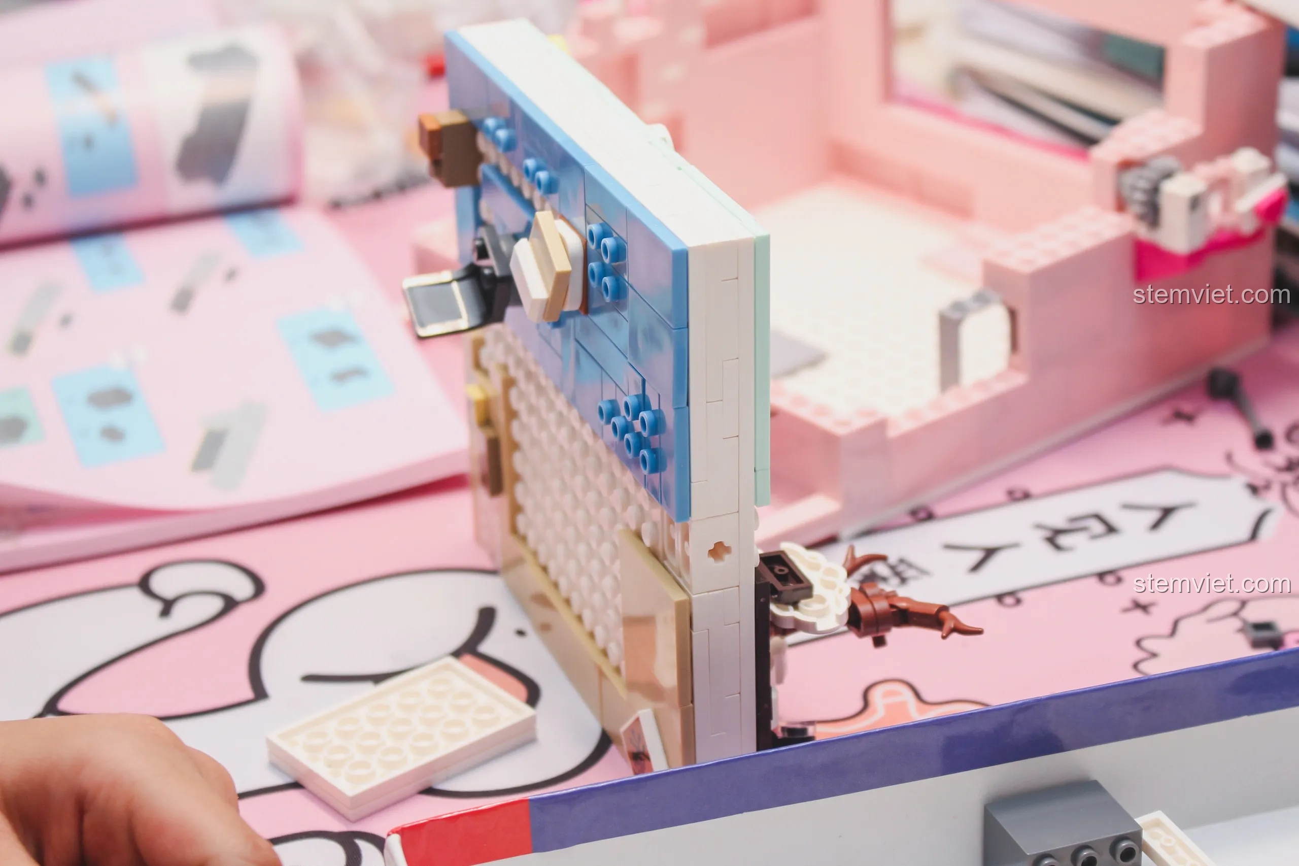 Quá trình lắp ráp phần lõi xoay trung tâm của bộ đồ chơi mô hình Đàn Piano Xoay 4 Chiều Keeppley.