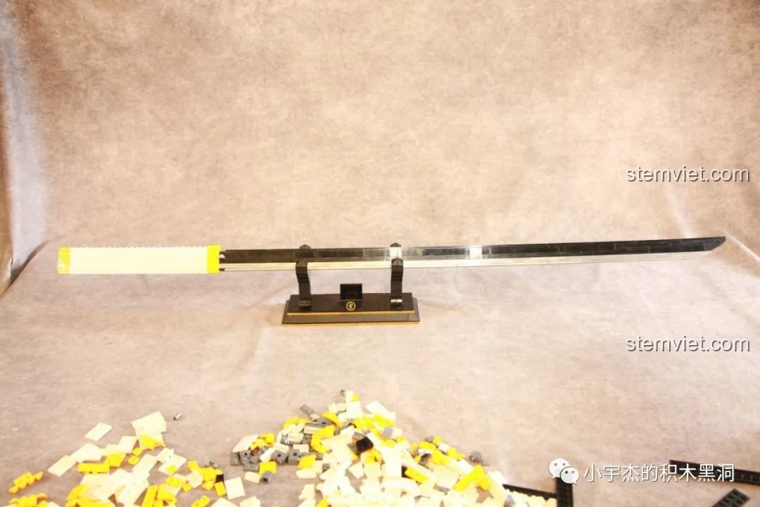 Quá trình lắp ráp lưỡi kiếm của bộ mô hình kiếm Demon Slayer, cho thấy độ dài ấn tượng của nó.