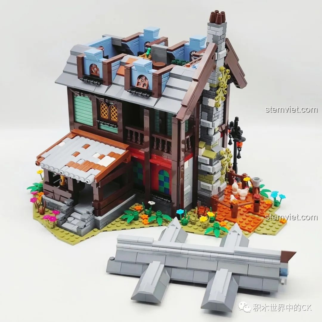 Mô hình Quán Trọ Trung Cổ JIESTAR 89148 với phần mái che đang được lắp vào.