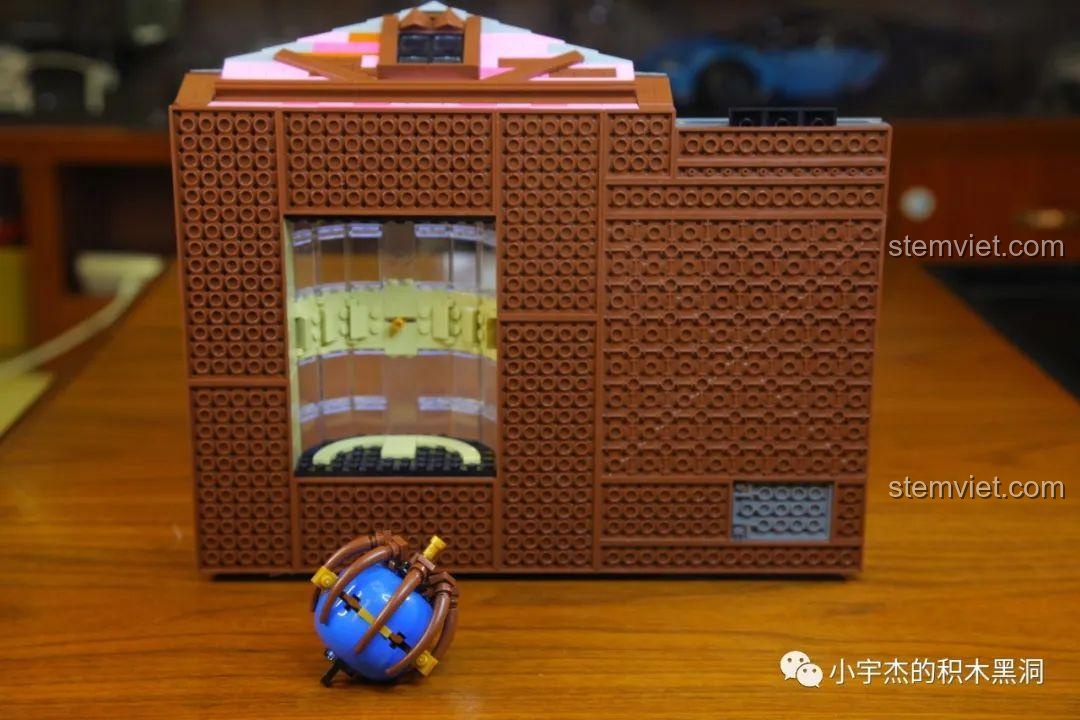 Phần mái của Tòa nhà trong Hẻm Xéo Mould King được lắp ráp riêng biệt, sẵn sàng để đặt lên trên cùng.