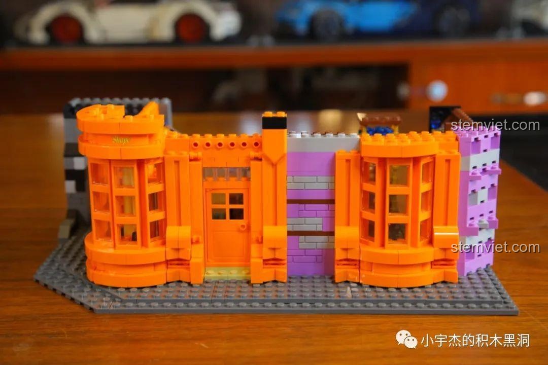 Quá trình lắp ráp phần mặt tiền với cửa sổ cong của Cửa Hàng Phù Thủy Ranh Mãnh Của Weasley.