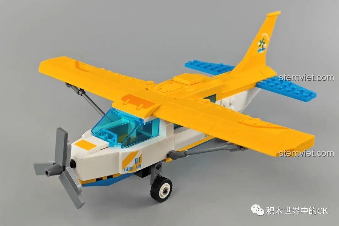 Mô hình máy bay tham quan Yakai của bộ GUDI 10501 đang trong quá trình lắp ráp, thân máy bay và cánh đã được gắn kết.