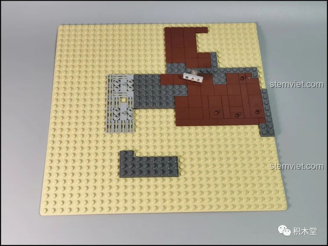 Quá trình lắp ráp phần móng và sàn tầng 1 của mô hình quán cafe RAEL, sử dụng các chi tiết màu nâu và xám.