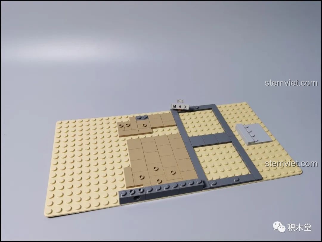 Quá trình lắp ráp phần móng tầng 1 của bộ Leier 10003, sử dụng kỹ thuật SNOT để tạo nền móng vững chắc.