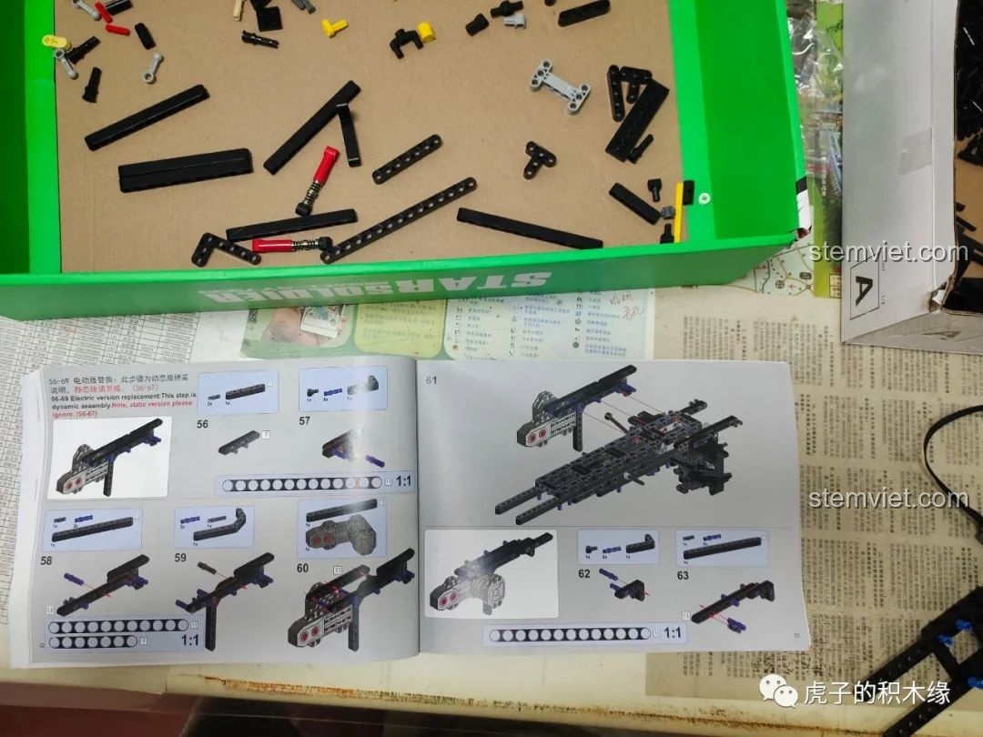 Quá trình lắp ráp khung gầm của xe Mould King 13108 theo sách hướng dẫn chi tiết.