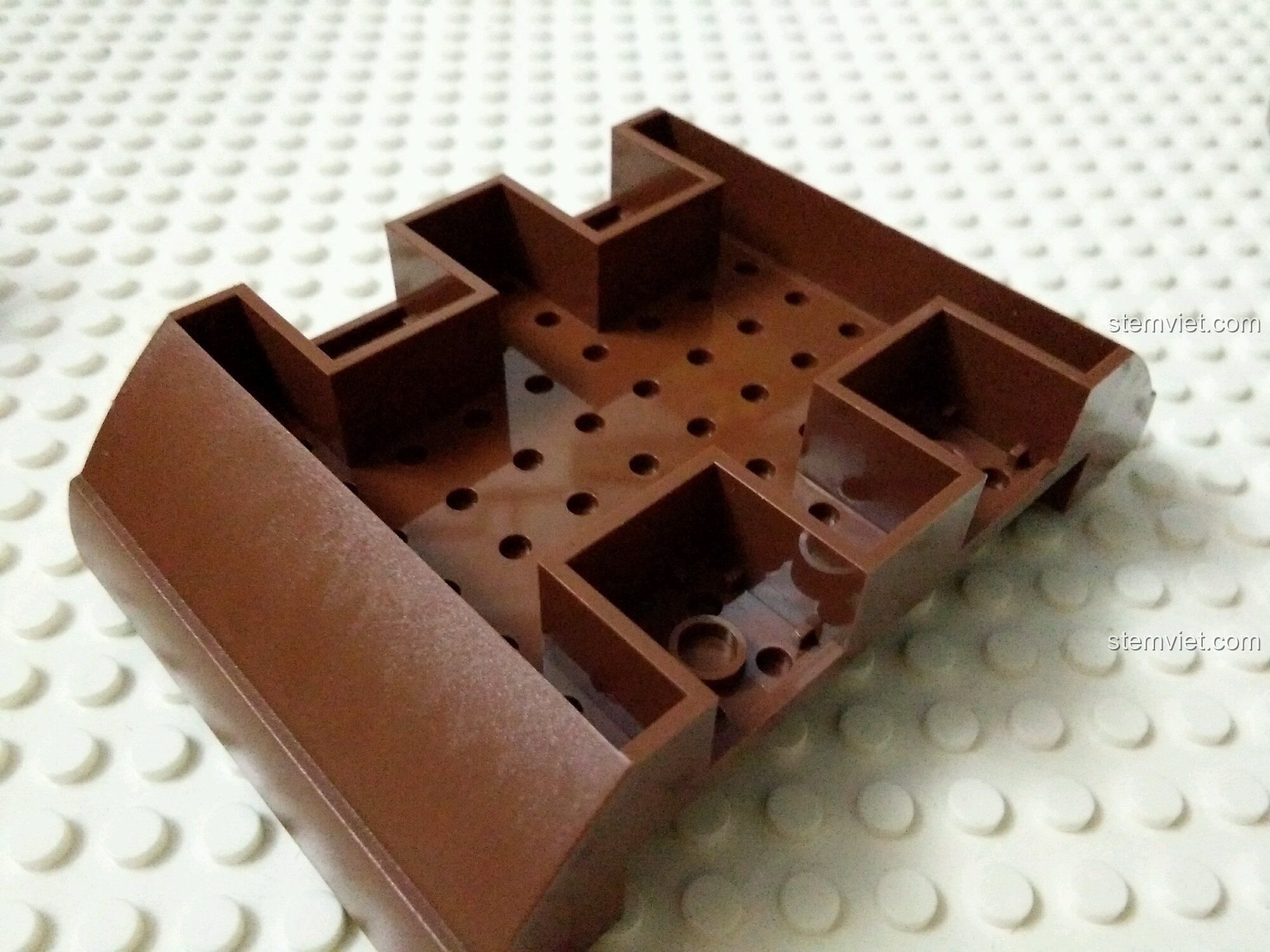 Phần mũi tàu của GUDI 9115 đang được lắp ráp, kết hợp giữa các mảnh đen và nâu.