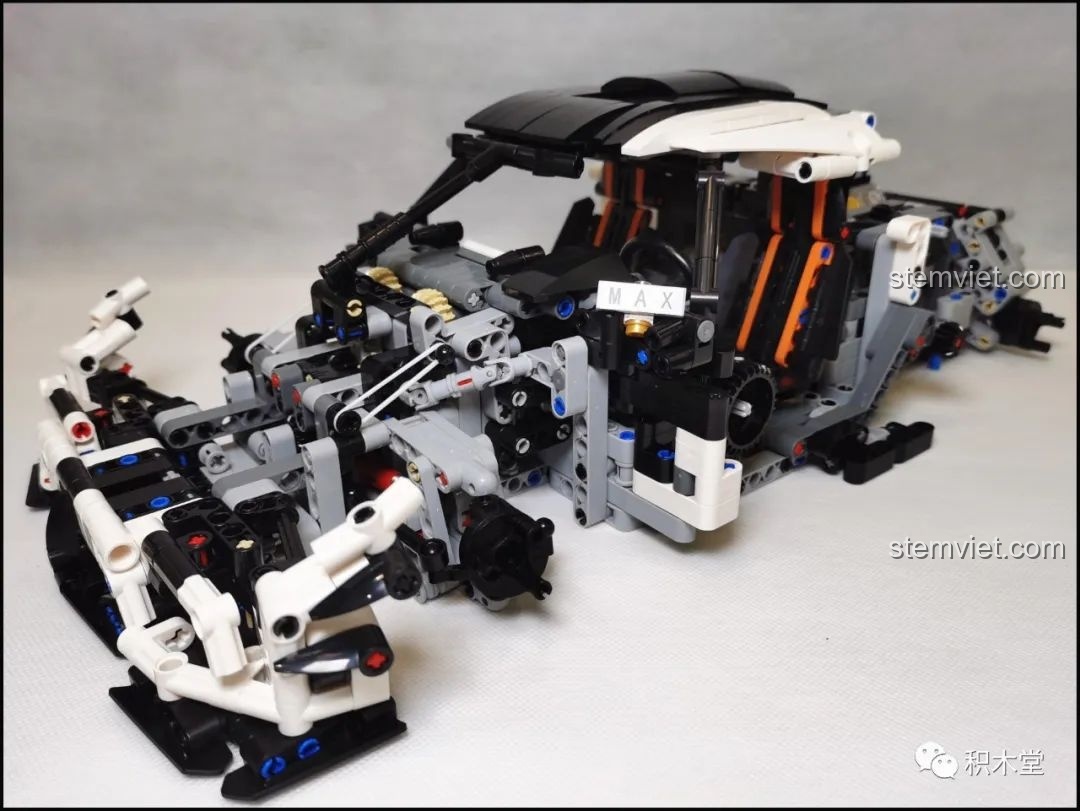 Lắp ráp phần mui và kính chắn gió cho mô hình Koenigsegg One:1, một bước quan trọng trong quá trình hoàn thiện.