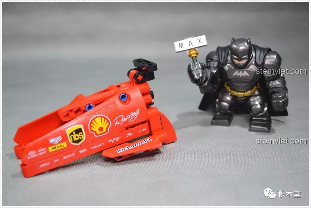 Lắp ráp nắp động cơ của đồ chơi điều khiển từ xa Siêu xe đua F1 cho con trai 6+.