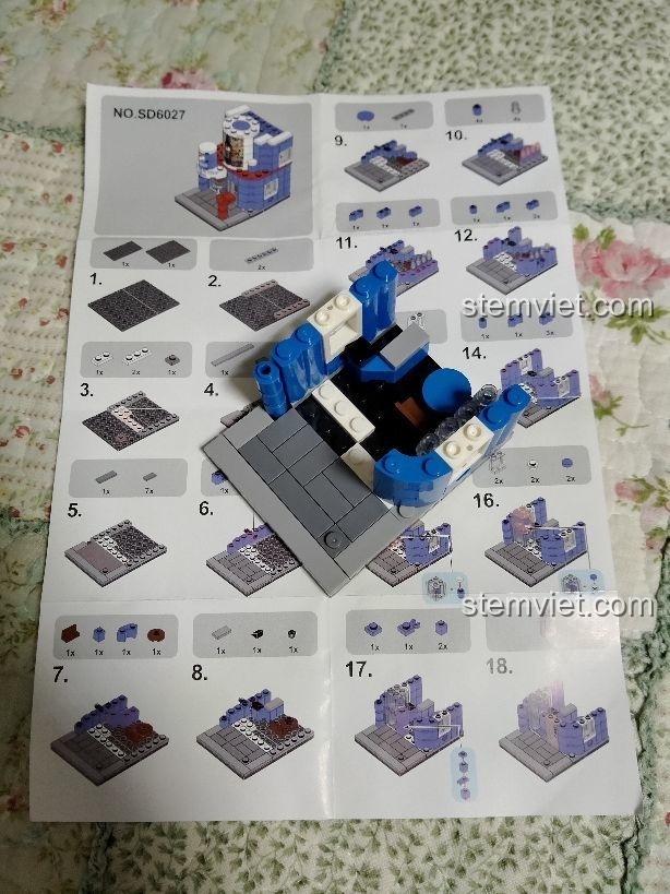 Quá trình lắp ráp phần nền móng của Mô hình cửa hàng Pepsi 601517, các chi tiết khớp và chắc chắn.