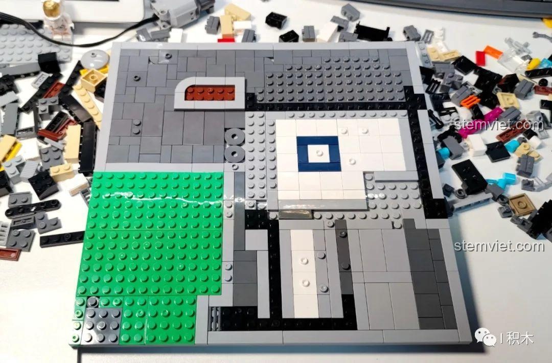 Quá trình lắp ráp nền móng tầng một của bộ XMORK 10205, bắt đầu hình thành cấu trúc ngôi nhà kiến trúc sư.