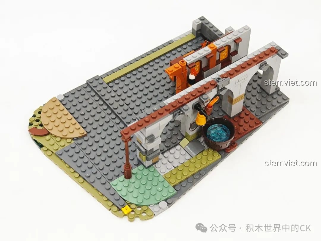 Bắt đầu lắp ráp nền móng của tòa nhà chính trong bộ FunWhole 9015, có chi tiết giếng nước và cột đèn.