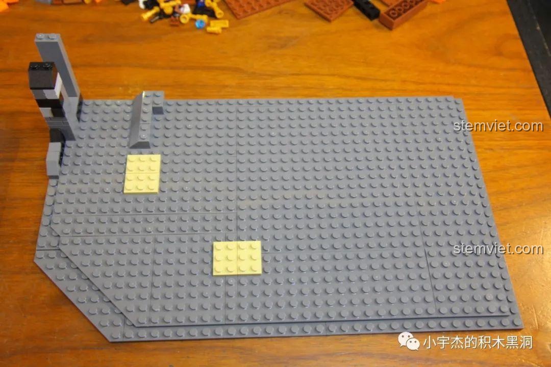 Quá trình lắp ráp phần nền của mô hình Cửa hàng phép thuật ở Hẻm Xéo 16041.