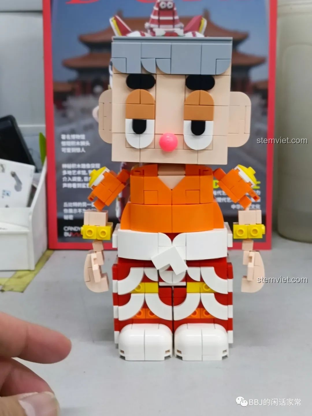 Nhân vật DOKI đang được lắp ráp từ bộ đồ chơi xây dựng Figure DOKI Đầu Lân cho con trai từ 12 tuổi.