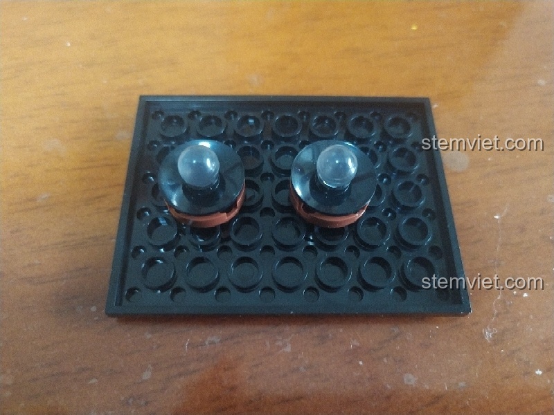 Chi tiết phần nóc nhà của mô hình Sembo SD6014 với hai chiếc đèn trần lớn, một chi tiết thiết kế thú vị.