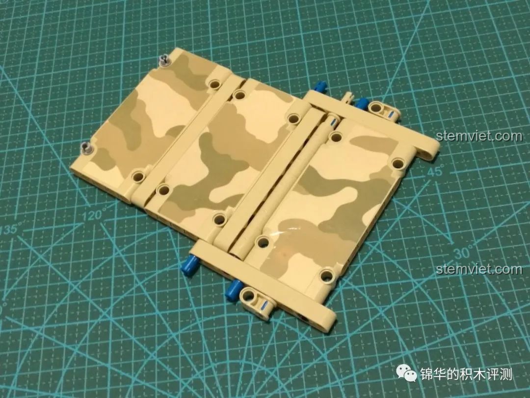 Phần nóc xe với sticker rằn ri đang được lắp ráp, đồ chơi lắp ráp Xe bọc thép chở quân Marauder 13131.