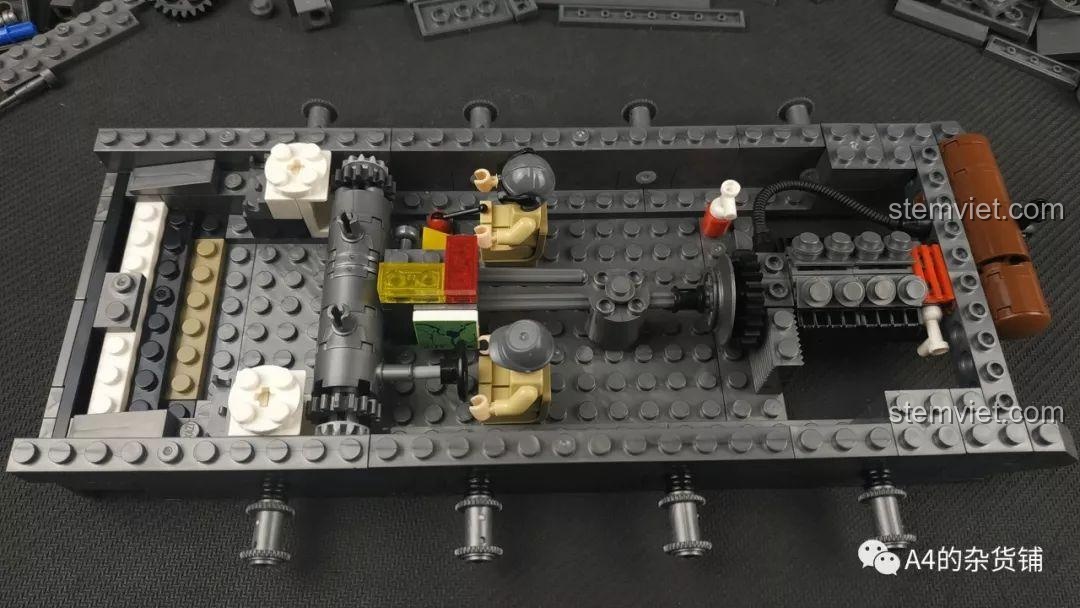 Lắp ráp nội thất xe tăng KAZI KY82010, với vị trí cho lái xe, chỉ huy và mô hình động cơ 8 xi-lanh.