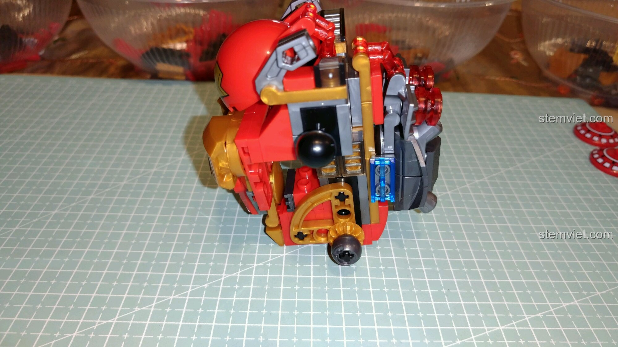 Bắt đầu lắp ráp phần chân của đồ chơi mô hình Bộ giáp chống Hulk của Iron Man Sembo xịn giá rẻ.